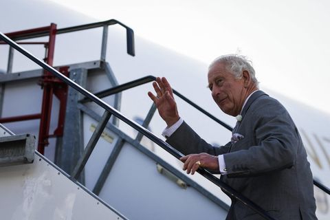Charles III. fliegt von Paris nach Bordeaux