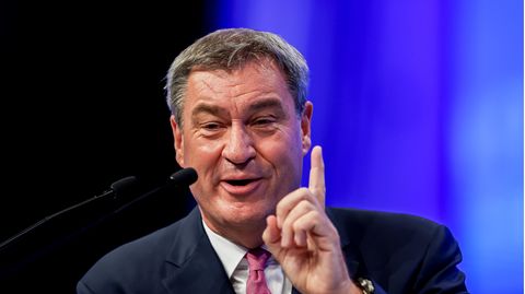 Mit erhobenem Zeigefinger: Markus Söder beim CSU-Parteitag