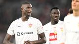 VfB Stuttgart – Darmstadt 98 3:1  Der VfB Stuttgart ist nach vielen Jahren mal wieder Tabellenführer in der Fußball-Bundesliga. Zumindest so lange, wie Bayer Leverkusen oder Bayern München nicht punkten. Gegen Aufsteiger SV Darmstadt 98 siegten die Schwaben zu Hause 3:1 (2:1). Enzo Millot (22. Minute) und Torjäger Serhou Guirassy (32./90.+2, im Bild l.) trafen vor 54.000 Zuschauern für den VfB. Die Stuttgarter hatten nach einem Eigentor von Dan-Axel Zagadou (17.) zunächst in Rückstand gelegen. Für die überlegenen Schwaben war es im fünften Saisonspiel der vierte Erfolg, Darmstadt bleibt weiter sieglos.