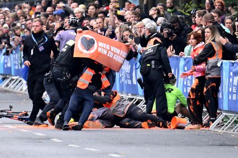Aktivisten der Letzten Generation werden beim Berlin Marathon von Sicherheitskräften gestoppt