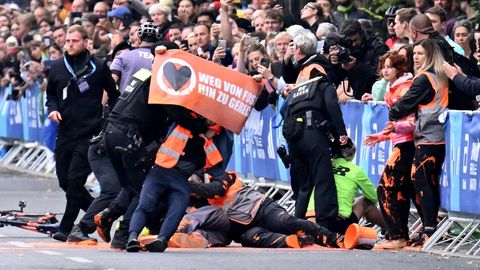 Aktivisten der Letzten Generation werden beim Berlin Marathon von Sicherheitskräften gestoppt