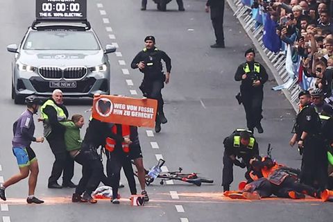 Video: Störaktion bei Berliner Marathon