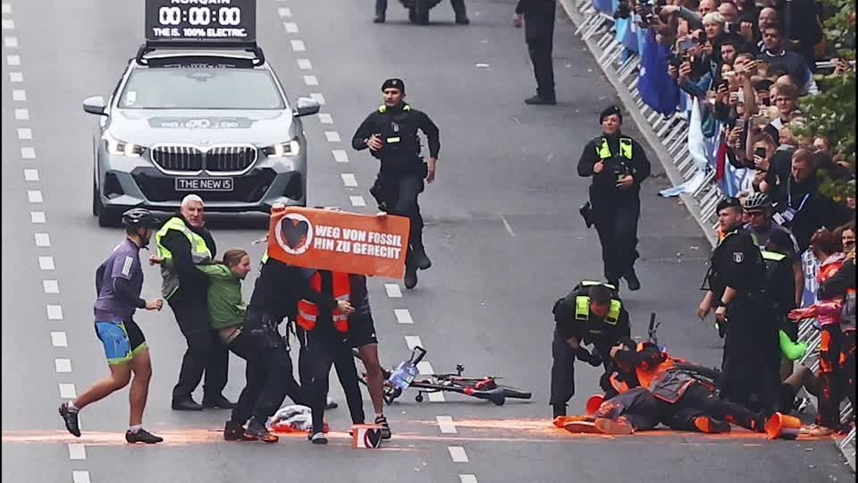 Video: Störaktion bei Berliner Marathon
