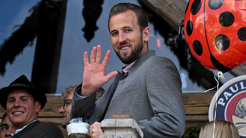 Freute sich trotz sehr enger Haferlschuhe sehr auf seine erste Wiesn mit dem FC Bayern München: Stürmer Harry Kane.