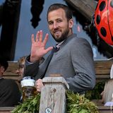 Freute sich trotz sehr enger Haferlschuhe sehr auf seine erste Wiesn mit dem FC Bayern München: Stürmer Harry Kane.