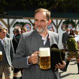 Thomas Tuchel, Trainer des FC Bayern München, steht mit einer Maß Bier vor dem Käferzelt. "Mit den letzten Ergebnissen und dem Spiel heute wird das natürlich ein schöner Besuch. Leckeres Essen ist immer gut, und traditionelles Essen ist herzlich willkommen", sagte er am Vorabend nach einem sehr erfolgreichen Heimspiel.