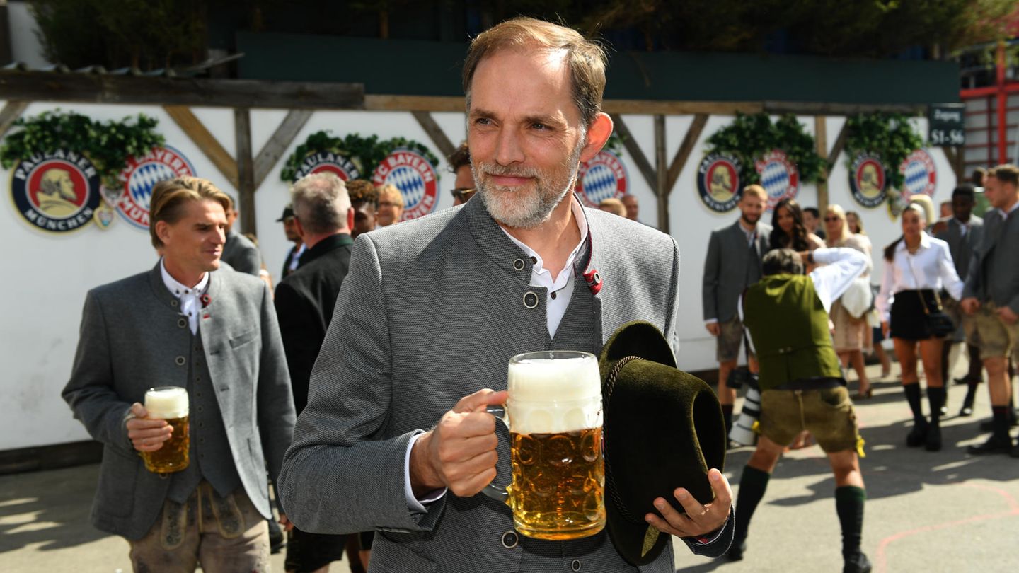 Thomas Tuchel, Trainer des FC Bayern München, steht mit einer Maß Bier vor dem Käferzelt. "Mit den letzten Ergebnissen und dem Spiel heute wird das natürlich ein schöner Besuch. Leckeres Essen ist immer gut, und traditionelles Essen ist herzlich willkommen", sagte er am Vorabend nach einem sehr erfolgreichen Heimspiel.