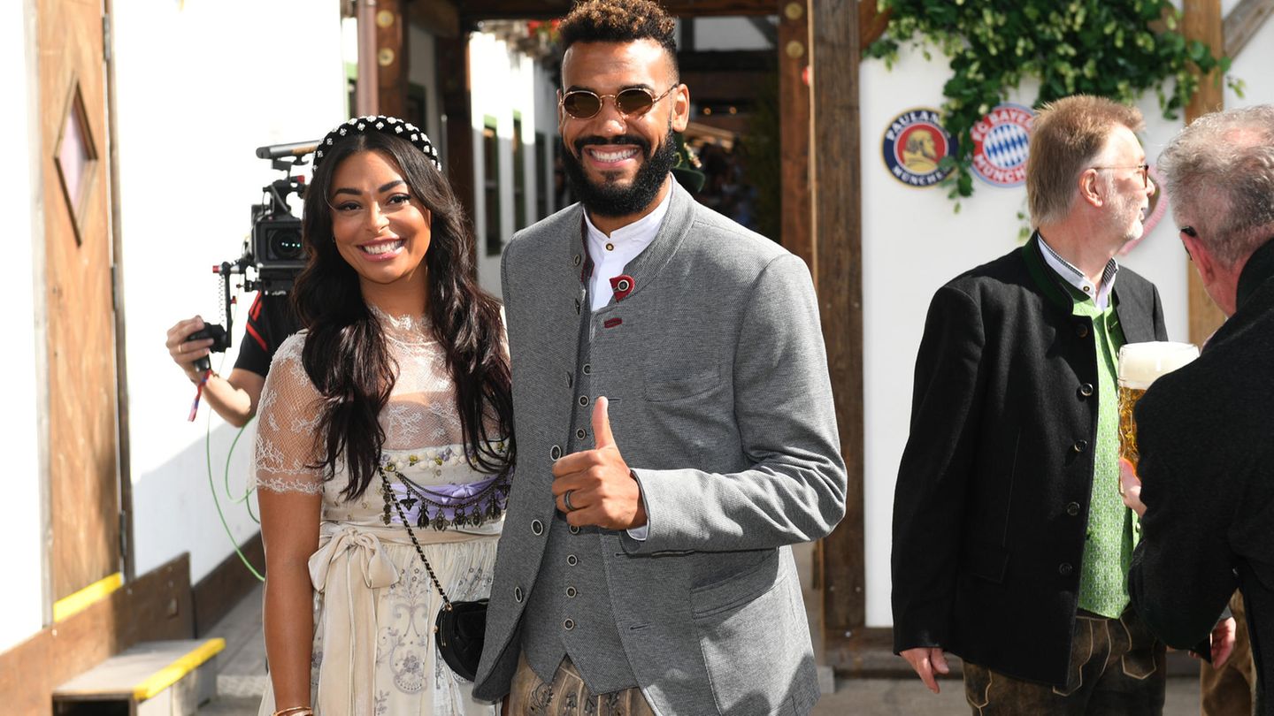 Eric Maxim Choupo-Moting kam mit seiner Frau auf die Wiesn.
