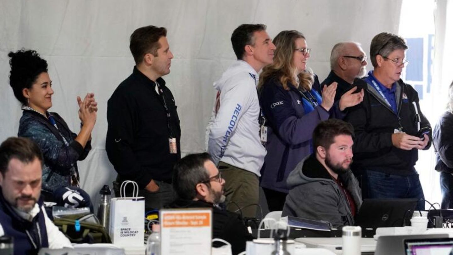 Nasa-Mitarbeiter feiern die erfolgreiche Landung des Asteroidenprobe in Utah