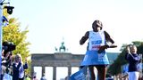 Berlin, Deutschland. Kurz hinter dem Brandenburger Tor bekreuzigt sich Tigst Assefa erst und sinkt dann auf die Knie. Sie hat es geschafft. Unter strahlend blauem Himmel überquert die 29-jährige Äthiopierin als erste Frau die Ziellinie beim Hauptstadt-Marathon. In 2:11:53 Stunden bleibt sie mehr als zwei Minuten unter der bisherigen Bestmarke.