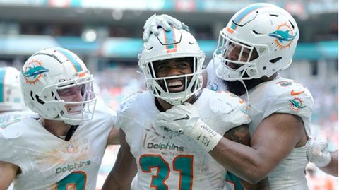 NFL: Raheem Mostert (M.) jubelt mit seinen Teamkollegen Braxton Berrios (l.) und Christian Wilkins über seinen Touchdown