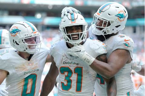 NFL: Raheem Mostert (M.) jubelt mit seinen Teamkollegen Braxton Berrios (l.) und Christian Wilkins über seinen Touchdown