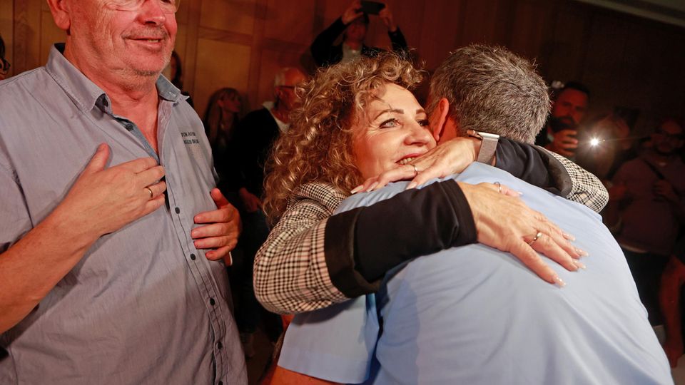 Thüringens Landtagspräsidentin Birgit Pommer gratuliert Wahlsieger Kai Buchmann in Nordhausen