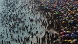 In Rio de Janeiro drängeln sich viele Menschen am Strand