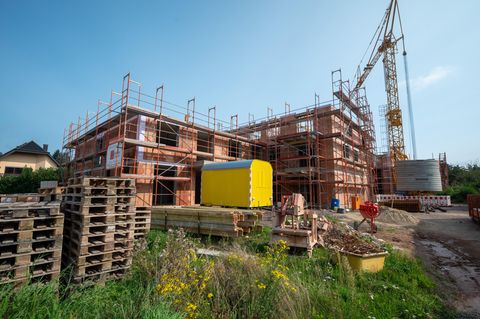 Zu wenig Wohnungen: Gerüste und ein Kran stehen um einen Neubau herum