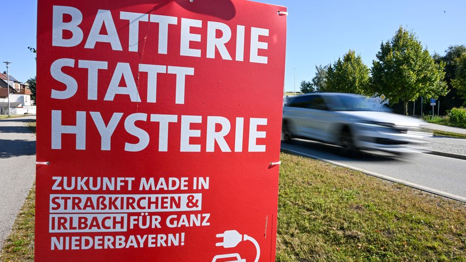 "Batterie statt Hysterie" steht auf einem Plakat an einer Straße in Straßkirchen