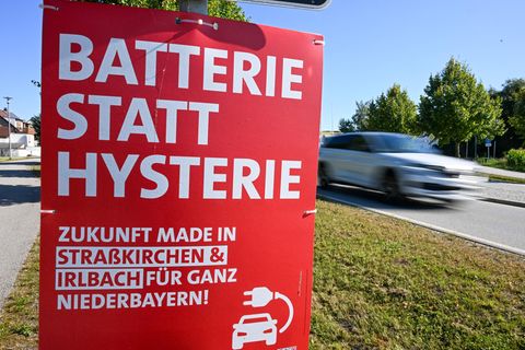 "Batterie statt Hysterie" steht auf einem Plakat an einer Straße in Straßkirchen