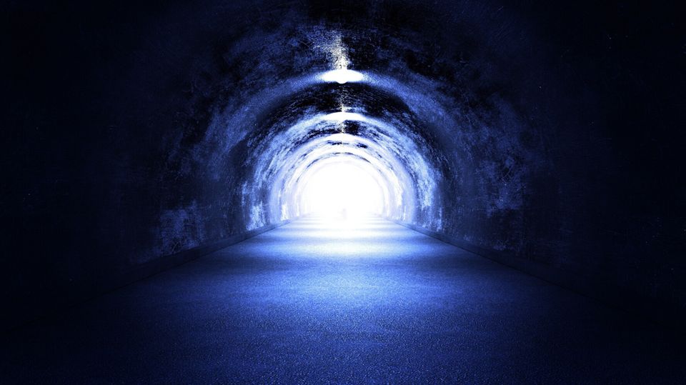 Nahtoderfahrung: Ein dunkler Tunnel mit Licht am Ende