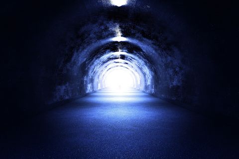 Nahtoderfahrung: Ein dunkler Tunnel mit Licht am Ende