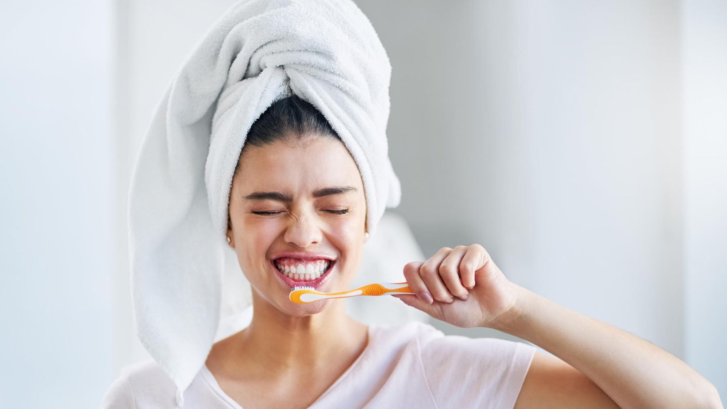 Frau beim Zähneputzen