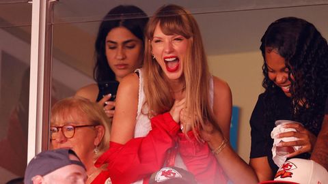 Taylor Swift schaut sich das Match der Kansas City Chiefs mit Travis Kelce an