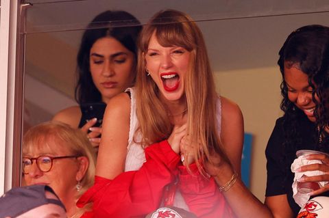 Taylor Swift schaut sich das Match der Kansas City Chiefs mit Travis Kelce an