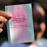 Hinzukommen viele Einreisende, deren Herkunftsland gar nicht erst bestimmt werden kann, weil sie keine Ausweispapiere mitführen. Entweder, sie haben die Papiere auf der langen Flucht verloren oder absichtlich vernichtet.  Von Neujahr bis Ende Mai 2024 haben 2560 Menschen mit unbekanntem Herkunftsland Asyl in Deutschland beantragt.   