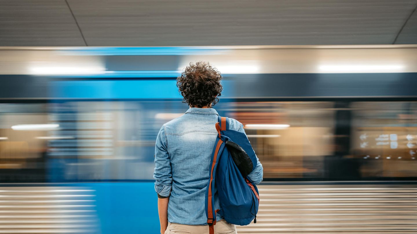 Was wird aus dem Deutschlandticket? Der Vorsitzende der Länder-Verkehrsminister, Oliver Krischer aus Nordrhein-Westfalen, warnte angesichts der unsicheren Finanzierung im nächsten Jahr vor einem Aus des Angebots. Bisher haben sich Bund und Länder die Kosten geteilt. Krischer entnehme den Äußerungen von Verkehrsminister Volker Wissing aber, dass es vom Bund keinen einzigen Euro mehr geben solle. "Nachdem der Bund den Ländern die Regionalisierungsmittel erhöht und mit dem Deutschlandticket einfachere Strukturen im ÖPNV durchgesetzt hat, wird er sich nun auf seine Kernaufgabe konzentrieren und die Sanierung und Modernisierung der Bahn angehen", hieß es etwa aus Wissings Ministerium.   NRW-Minister Krischer skizzierte drei Szenarien, falls der Bund bei einer "Blockadehaltung" bliebe. "Die eine Möglichkeit ist, man erhöht den Preis. Es steht ja schon eine Zahl im Raum, und zwar 59 Euro. Das könnte man machen. Ich hielte das aber politisch für fatal, wenn man weniger als ein Jahr nach der Einführung so eine Erhöhung hätte." Wenn man das Ticket zehn Euro teurer machte, werden auch Leute wieder aussteigen und die Einnahmen am Ende nicht viel höher sein. "Das heißt eine Preiserhöhung ist keine Lösung", sagte Krischer. "Die zweite Lösung ist, die Länder sagen, wir übernehmen die Mehrkosten alleine. Da sehe ich aber keine politische Akzeptanz unter den Ländern", sagte der Grünen-Politiker. "Die dritte Möglichkeit wäre, das Angebot zu verringern, um Kosten zu sparen. Das widerspricht aber so ziemlich jedem verkehrspolitischen Programm."