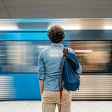 Was wird aus dem Deutschlandticket? Der Vorsitzende der Länder-Verkehrsminister, Oliver Krischer aus Nordrhein-Westfalen, warnte angesichts der unsicheren Finanzierung im nächsten Jahr vor einem Aus des Angebots. Bisher haben sich Bund und Länder die Kosten geteilt. Krischer entnehme den Äußerungen von Verkehrsminister Volker Wissing aber, dass es vom Bund keinen einzigen Euro mehr geben solle. "Nachdem der Bund den Ländern die Regionalisierungsmittel erhöht und mit dem Deutschlandticket einfachere Strukturen im ÖPNV durchgesetzt hat, wird er sich nun auf seine Kernaufgabe konzentrieren und die Sanierung und Modernisierung der Bahn angehen", hieß es etwa aus Wissings Ministerium.   NRW-Minister Krischer skizzierte drei Szenarien, falls der Bund bei einer "Blockadehaltung" bliebe. "Die eine Möglichkeit ist, man erhöht den Preis. Es steht ja schon eine Zahl im Raum, und zwar 59 Euro. Das könnte man machen. Ich hielte das aber politisch für fatal, wenn man weniger als ein Jahr nach der Einführung so eine Erhöhung hätte." Wenn man das Ticket zehn Euro teurer machte, werden auch Leute wieder aussteigen und die Einnahmen am Ende nicht viel höher sein. "Das heißt eine Preiserhöhung ist keine Lösung", sagte Krischer. "Die zweite Lösung ist, die Länder sagen, wir übernehmen die Mehrkosten alleine. Da sehe ich aber keine politische Akzeptanz unter den Ländern", sagte der Grünen-Politiker. "Die dritte Möglichkeit wäre, das Angebot zu verringern, um Kosten zu sparen. Das widerspricht aber so ziemlich jedem verkehrspolitischen Programm."