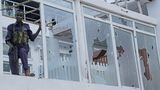 Seit Jahren hält die islamistische Terrormiliz Al-Shabaab Teile des ostafrikanischen Landes fest in ihrer Hand. Insbesondere im Süden kontrolliert sie noch immer weite Gebiete. Seit Monaten gerät Al-Shabaab jedoch immer stärker unter Druck, nachdem die Armee mit einer Offensive gegen die Terroristen vorgeht. Aber auch Machtkämpfe innerhalb der Zentralregierung, Konflikte mit den Teilstaaten und Clanfehden sorgen für Gewalt und Instabilität.  Von Neujahr bis Ende Mai 2024 haben 4991 Menschen aus Somalia Asyl in Deutschland beantragt.