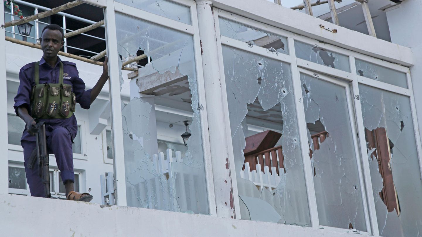 5. Somalia Seit Jahren hält die islamistische Terrormiliz Al-Shabaab Teile des ostafrikanischen Landes fest in ihrer Hand. Insbesondere im Süden kontrolliert sie noch immer weite Gebiete. Seit Monaten gerät Al-Shabaab jedoch immer stärker unter Druck, nachdem die Armee mit einer Offensive gegen die Terroristen vorgeht. Aber auch Machtkämpfe innerhalb der Zentralregierung, Konflikte mit den Teilstaaten und Clanfehden sorgen für Gewalt und Instabilität. Von Neujahr bis Ende Mai 2024 haben 4991 Menschen aus Somalia Asyl in Deutschland beantragt.