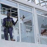 Seit Jahren hält die islamistische Terrormiliz Al-Shabaab Teile des ostafrikanischen Landes fest in ihrer Hand. Insbesondere im Süden kontrolliert sie noch immer weite Gebiete. Seit Monaten gerät Al-Shabaab jedoch immer stärker unter Druck, nachdem die Armee mit einer Offensive gegen die Terroristen vorgeht. Aber auch Machtkämpfe innerhalb der Zentralregierung, Konflikte mit den Teilstaaten und Clanfehden sorgen für Gewalt und Instabilität.  Von Neujahr bis Ende Mai 2024 haben 4991 Menschen aus Somalia Asyl in Deutschland beantragt.