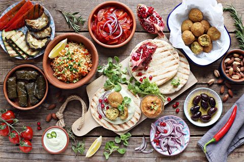 Ein Tisch voller Gerichte aus der orientalisches Küche