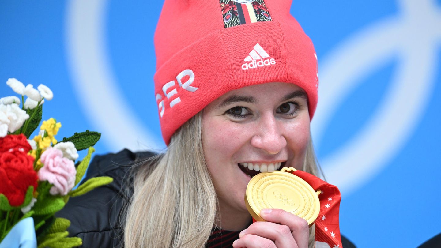 Natalie Geisenberger aus Deutschland feiert mit ihrer Goldmedaille 2022 in China