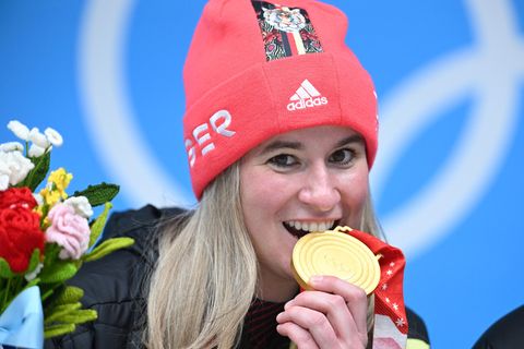 Natalie Geisenberger aus Deutschland feiert mit ihrer Goldmedaille 2022 in China