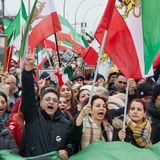 Seit mehr als einem Jahr kämpfen die Menschen im Iran – und ihre Unterstützer wie hier auf einer Demo in Hamburg – gegen das herrschende Regime der islamischen Republik. Auch die Wirtschaftssanktionen wegen des iranischen Atomprogramms machen den Menschen im Land das Leben schwer.  Von Neujahr bis Ende Mai 2024 haben 2890 Menschen aus dem Iran in Deutschland Asyl beantragt.