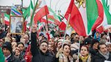 Seit mehr als einem Jahr kämpfen die Menschen im Iran – und ihre Unterstützer wie hier auf einer Demo in Hamburg – gegen das herrschende Regime der islamischen Republik. Auch die Wirtschaftssanktionen wegen des iranischen Atomprogramms machen den Menschen im Land das Leben schwer.  Von Neujahr bis Ende Mai 2024 haben 2890 Menschen aus dem Iran in Deutschland Asyl beantragt.