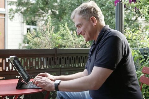 Die Künstliche Intelligenz ist im Bereich der Sprachmodelle so weit fortgeschritten, dass einige Chatbots kaum noch vom Menschen zu unterscheiden sind. Apps für sogenannte virtuelle Freundinnen finden zunehmend Verbreitung. Stefan Fröde testet die KI-Angebote eine Woche lang.