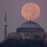 Präsident Recep Tayyip Erdoğan schwächt die Rechtsstaatlichkeit der Türkei seit Jahren und lässt Prozesse gegen politische Gegner führen. Außerdem sind bei verheerenden Erdbeben in der Südosttürkei im Februar 2023 mehr als 50.000 Menschen ums Leben gekommen. Zahlreiche Menschen in der Region leben noch immer in Notunterkünften wie Zelten oder Containern.  Von Neujahr bis Ende Mai 2024 haben 14.451 Menschen aus der Türkei Asyl in Deutschland beantragt.