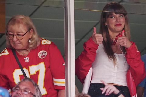 Dating-Gerüchte: Taylor Swift: Popstar fiebert im Stadion mit NFL-Star Travis Kelce mit