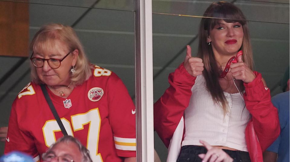 Dating-Gerüchte: Taylor Swift: Popstar fiebert im Stadion mit NFL-Star Travis Kelce mit