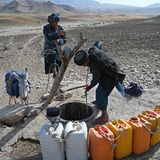 Seit die Taliban die Macht in Afghanistan im August 2021 zurückerobert haben, sind die Freiheiten im Land stark eingeschränkt – besonders für Frauen, die faktisch aus dem öffentlichen Raum verdrängt wurden.  Anfang 2024 hat die Europäische Union Hilfsgelder für Afghanistan im Umfang von 140 Millionen Euro freigegeben. Sie sollten vor allem Mädchen und Frauen zugutekommen, hieß es in einer Erklärung der EU-Kommission. Wegen der frauenfeindlichen Politik der radikalislamischen Taliban hatte die EU die Mittel zuletzt eingefroren.  Von Neujahr bis Ende Mai 2024 haben 16.950 Menschen aus Afghanistan Asyl in Deutschland beantragt.