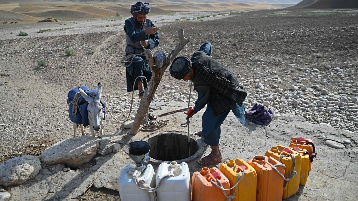 2. Afghanistan Seit die Taliban die Macht in Afghanistan im August 2021 zurückerobert haben, sind die Freiheiten im Land stark eingeschränkt – besonders für Frauen, die faktisch aus dem öffentlichen Raum verdrängt wurden. Anfang 2024 hat die Europäische Union Hilfsgelder für Afghanistan im Umfang von 140 Millionen Euro freigegeben. Sie sollten vor allem Mädchen und Frauen zugutekommen, hieß es in einer Erklärung der EU-Kommission. Wegen der frauenfeindlichen Politik der radikalislamischen Taliban hatte die EU die Mittel zuletzt eingefroren. Von Neujahr bis Ende Mai 2024 haben 16.950 Menschen aus Afghanistan Asyl in Deutschland beantragt.