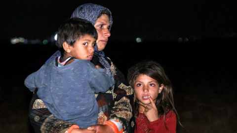 Nach Angaben der Uno sind in im Bürgerkriegsland Syrien vier Millionen Menschen auf die Lieferungen von Essen, Wasser und Medikamenten angewiesen. Die Hilfslieferungen werden über den türkisch-syrischen Grenzposten Bab al-Hawa abgewickelt. Dies ist die einzige Route, über die UN-Hilfen an die syrische Bevölkerung geliefert werden können, ohne von syrischen Regierungstruppen kontrollierte Gebiete passieren zu müssen.  Zwischen Januar und August 2023 haben 62.610 Menschen aus Syrien in Deutschland Asyl beantragt. 