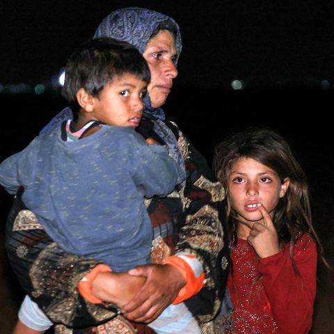 Nach Angaben der UN sind im Bürgerkriegsland Syrien vier Millionen Menschen auf die Lieferungen von Essen, Wasser und Medikamenten angewiesen. Die Hilfslieferungen werden über den türkisch-syrischen Grenzposten Bab al-Hawa abgewickelt. Dies ist die einzige Route, über die UN-Hilfen an die syrische Bevölkerung geliefert werden können, ohne von syrischen Regierungstruppen kontrollierte Gebiete passieren zu müssen.  Von Neujahr bis Ende Mai 2024 haben 33.556 Menschen aus Syrien in Deutschland Asyl beantragt. 