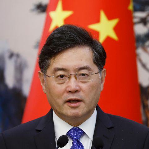Chinas Außenminister Qin Gang vor einer China-Flagge