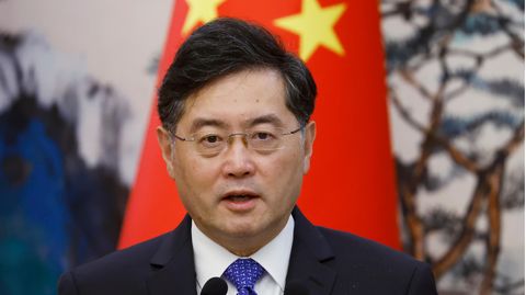 Chinas Außenminister Qin Gang vor einer China-Flagge