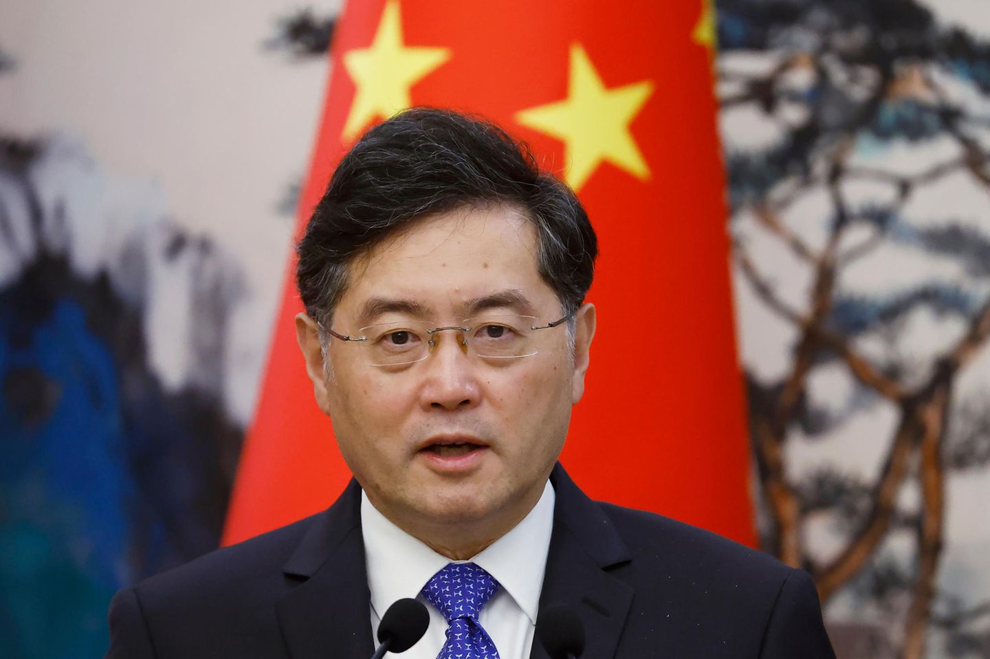 Chinas Außenminister Qin Gang vor einer China-Flagge