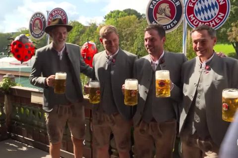 Video: FC Bayern Spieler feiern auf dem Oktoberfest
