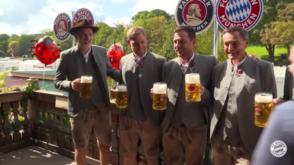 Video: FC Bayern Spieler feiern auf dem Oktoberfest
